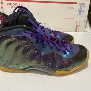 Nike Foamposite Egsplant boy’s Athletic Shoes Size 6 Y Purple Sneaker